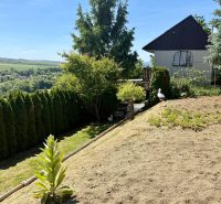 Garten bei der Hütte in Kunov, Senica mit Blick auf die umliegende Landschaft und das Dorf.