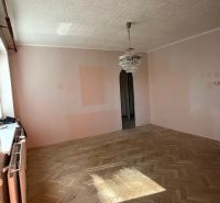 Ein Zimmer mit heller Beleuchtung und Holzboden in einer 3-Zimmer-Wohnung.