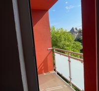 Balkon einer 3-Zimmer-Wohnung mit Blick auf Grünflächen und Dächer in Prešov auf der Haburská.