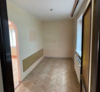 Ein schmaler Flur mit Holzboden in einer 3-Zimmer-Wohnung.