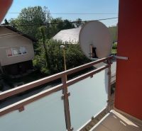 Ein Balkon mit Blick auf die Haburská-Straße in Prešov bei einer 3-Zimmer-Wohnung mit Satellit.