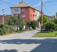 Ein Wohnhaus in der Haburská-Straße in Prešov, umgeben von Grün, mit 4 Stockwerken.