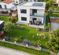 Ein Einfamilienhaus in Martin mit einem schönen Garten, einer Terrasse und Solarpanelen auf dem Dach.