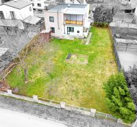 Ein Einfamilienhaus in Martin mit einem großen Garten und einem Baum.