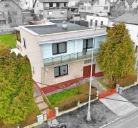 Ein zweistöckiges Einfamilienhaus in Martin mit Garten, umgeben von Bäumen und einem Zaun.