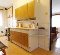 Küche und Wohnzimmer in einem Einfamilienhaus mit Holzboden.