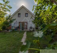 Einfamilienhaus in Bernolákovo mit großem Garten und einem Weg inmitten von Grün.