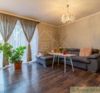 Wohnzimmer in einem Einfamilienhaus mit Sofa und Holzboden.