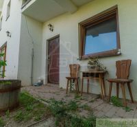 Das Äußere eines Einfamilienhauses in Bernolákovo mit Terrasse und Holzmöbeln.