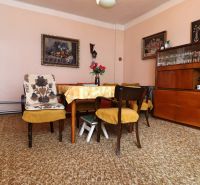 Wohnzimmer in einem Einfamilienhaus mit Retro-Möbeln und Dekorationen.