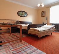 Schlafzimmer mit einem sanft orangefarbenen Teppich und einer Modelleisenbahn in einem Einfamilienhaus.
