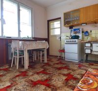 Küche in einem Einfamilienhaus mit antiker Ausstattung und Teppich, Holzeinrichtung.