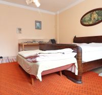Schlafzimmer mit Holzmöbeln und Teppich in einem Einfamilienhaus.