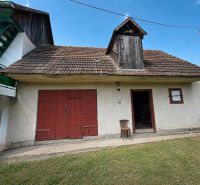 Das Einfamilienhaus in der Straße Na záhumnie in Hrochoť hat einen älteren Stil mit Holzelementen.