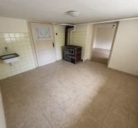 Küche in einem Einfamilienhaus mit Kacheln und Spüle, Boden mit Holzdekor.