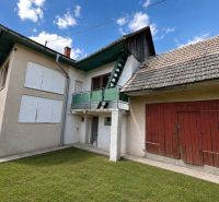 Einfamilienhaus in der Straße Na záhumnie in Hrochoť, mit einem grünen Rasen-Garten.