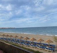 Strand bei Dominion Beach in Estepona mit Liegestühlen und Sonnenschirmen am Meer.
