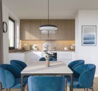 Esszimmer eines Einfamilienhauses mit Holzboden und blauen Stühlen.