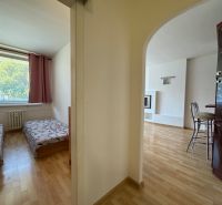 2-Zimmer-Wohnung mit Holzboden-Dekor, umfasst ein Schlafzimmer und ein Wohnzimmer.