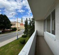 Balkon aus einer 2-Zimmer-Wohnung in der Kukorelliho-Straße in Humenné, Blick auf die Straße und die Kirche.