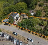 Ein Einfamilienhaus in Bodza mit einem weitläufigen Garten, Parkmöglichkeiten und einem eingezäunten Grundstück.