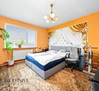 Schlafzimmer mit Bett und Fitnessgerät in einem Einfamilienhaus.