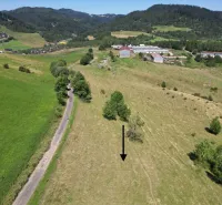 Die Landschaft in der Umgebung von Stará Ľubovňa mit besonderen Immobilien mitten in der Natur.