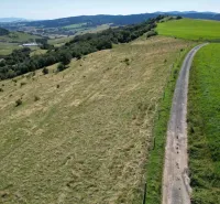 Hügelige Landschaft mit grünen Wiesen und einem Feldweg bei der Stadt Stará Ľubovňa, Besondere Immobilien.