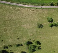 Luftaufnahme von weitläufigen Wiesen und einer Straße, ungewöhnliche Immobilien bei Stará Ľubovňa.