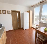 Küche in einer 3-Zimmer-Wohnung mit Esstisch und Blick nach draußen.