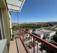 Blick vom Balkon einer 3-Zimmer-Wohnung in Senica, mit Panorama der Stadt und Umgebung.