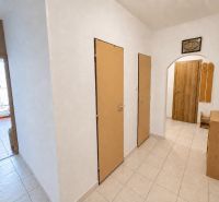 Flur in einer 3-Zimmer-Wohnung mit Fliesen und einfacher Möblierung.