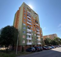 Ein Wohnhaus mit geparkten Autos in Senica, geeignet für eine 3-Zimmer-Wohnung.