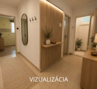 Innenraum einer 2-Zimmer-Wohnung mit Fliesen, Blumen und einem großen Spiegel an der Wand.