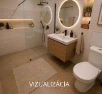 Modernes Badezimmer mit Holz, Duschkabine, beleuchtetem Spiegel und dekorativen Elementen in einer 2-Zimmer-Wohnung.