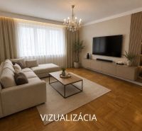 Wohnzimmer mit Ecksofa, Fernseher und Holzboden in einer 2-Zimmer-Wohnung.
