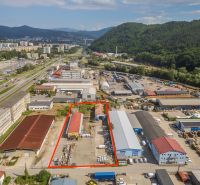 Ein Gebäude in der Industriezone an der Zvolenská-Straße in Banská Bystrica, umgeben von Natur und Gebäuden.