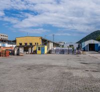Das Gelände an der Zvolenská-Straße in Banská Bystrica mit Gebäuden und Lagerräumen.
