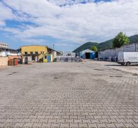 Der Bereich mit Pflastersteinen und Gebäuden an der Zvolenská-Straße in Banská Bystrica.