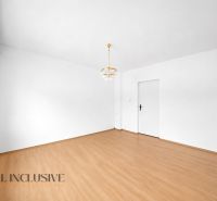 Weißes Zimmer in einem Einfamilienhaus mit Holzboden und Kronleuchter.