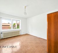 Ein leerer Raum mit einem Fenster, einem Boden in Holzoptik und einem Schrank in einem Einfamilienhaus.