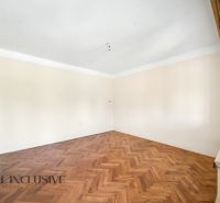 Ein leerer Raum mit Holzdekorboden in einem Einfamilienhaus.