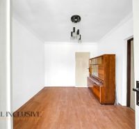 Ein Zimmer mit Holzboden und einem Holzschrank in einem Einfamilienhaus.