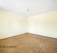 Ein leerer Raum mit Holzboden und cremefarbenen Wänden in einem Einfamilienhaus.