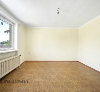 Ein leerer Raum mit Holzboden in einem Einfamilienhaus.
