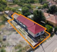 Ein Einfamilienhaus in Vydrany mit rotem Dach, umgeben von einem Garten und Konferenzräumen.