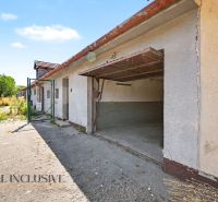 Offene Garage im Außenbereich eines Einfamilienhauses in Vydrany mit einer Betonauffahrt.