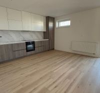 Küche in einer 3-Zimmer-Wohnung mit Holzboden und Balkon.