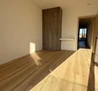 Zimmer in einer 3-Zimmer-Wohnung mit Holzboden und Einbauschrank.