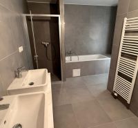Badezimmer mit zwei Waschbecken, Badewanne und Dusche in einer 3-Zimmer-Wohnung.